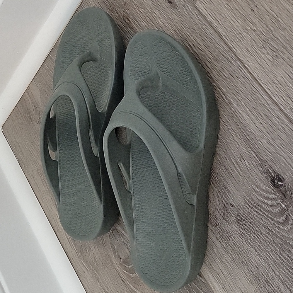 OKA Slides Sandals Water Shoes Gray Womens 10/Mens 8 NWOT - Picture 2 of 7